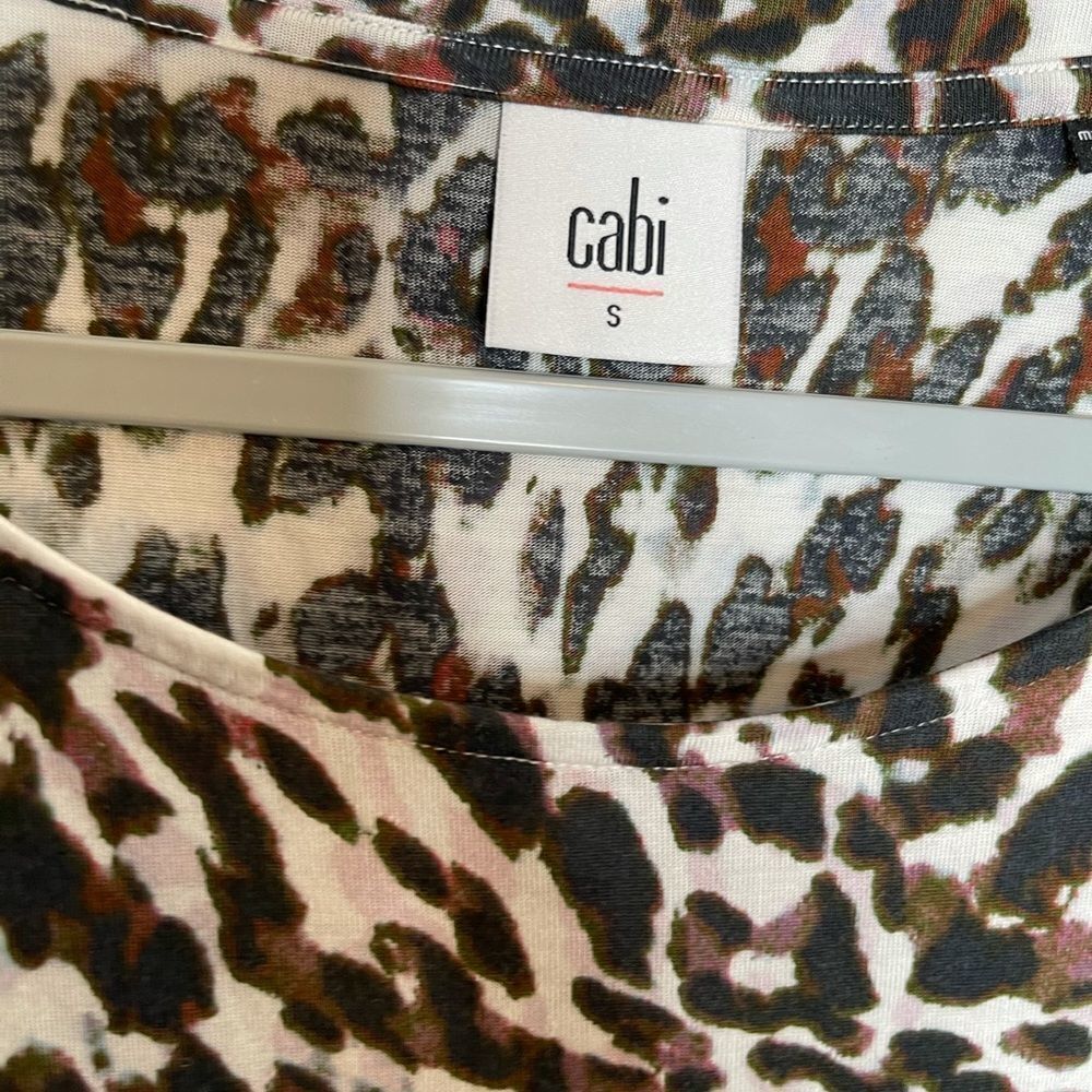 Cabi leopard print slight cropped blouse - Picture 7 of 8